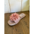 Roze slipper met roze bloem